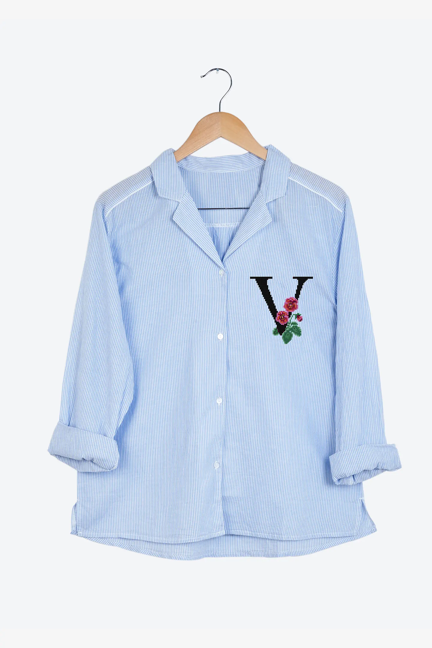 V 花のアルファベット - クロスステッチ図案（中級）