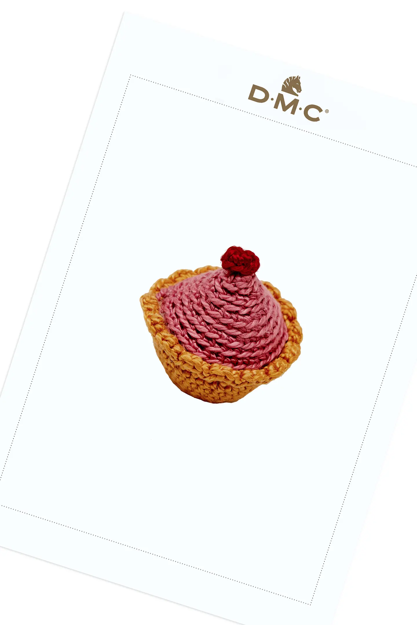 た*や様 いちご味のカップケーキさんのキーホルダー◎ 編みぐるみ イチゴのキーホルダー、かぎ針編みのキーホルダー、かぎ針編みの