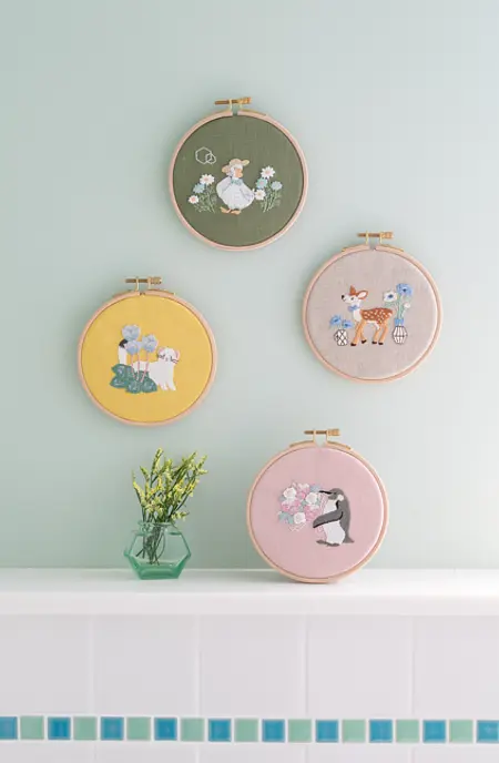 ビオラと葉牡丹のブーケを抱えるペンギンさん＞Chicchi刺繍キット
